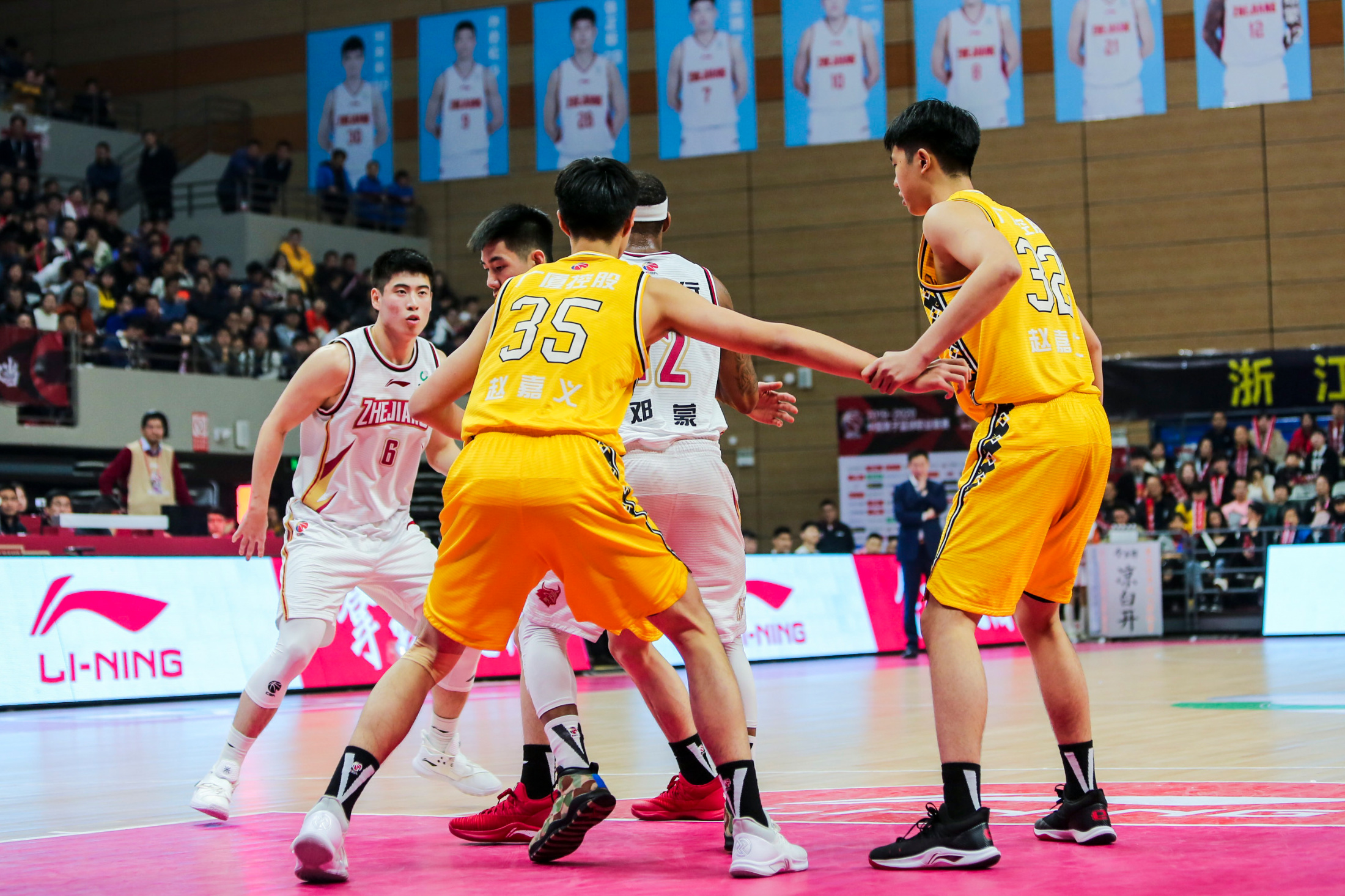 lol新手礼包-广厦男篮发布备战花絮，加时末段绝杀压哨，足总杯任务艰巨，轮换策略成焦点(广东宏远战广厦胜负发生逆袭)