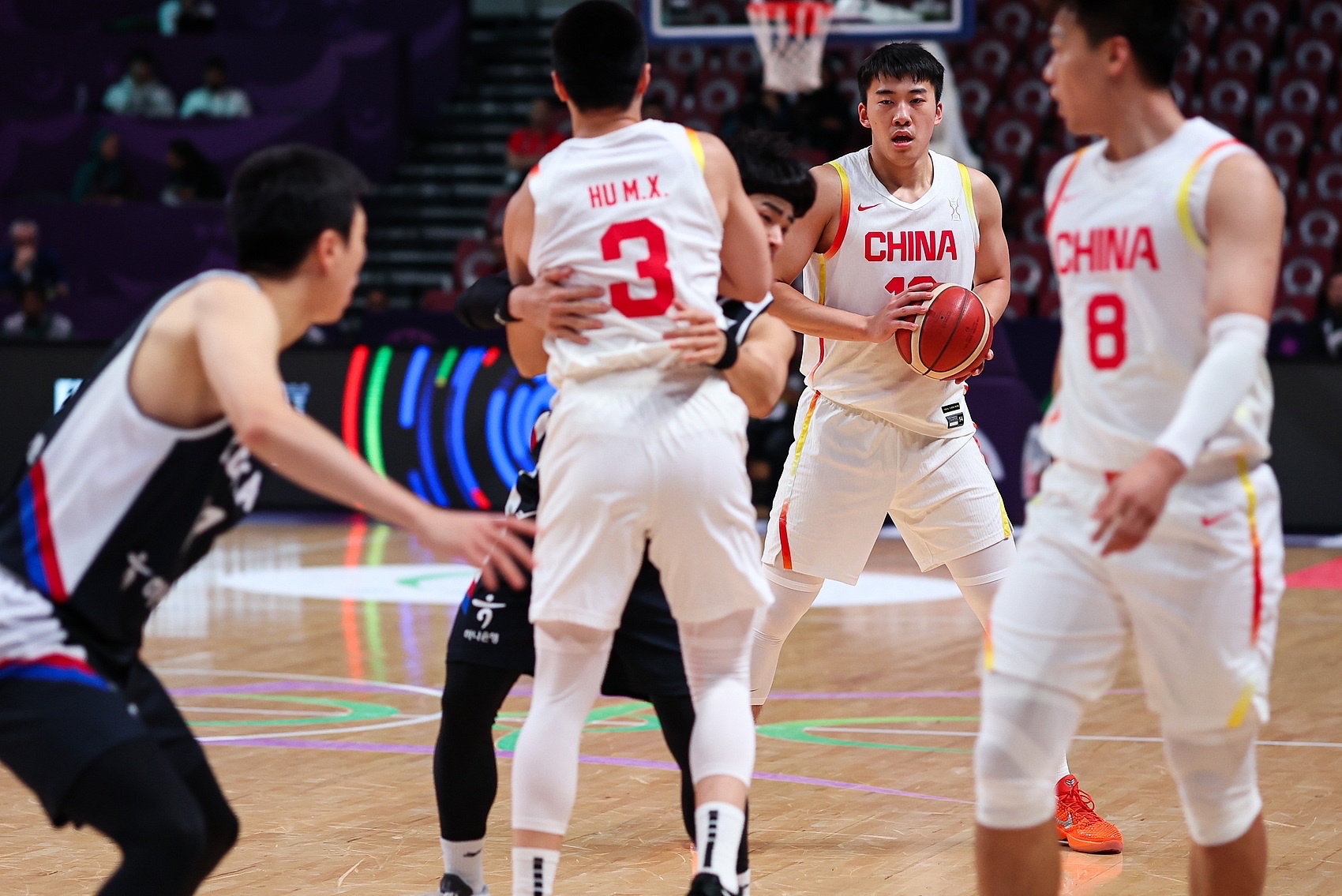 lol视频-包含广厦男篮训练开放日，转会期扳平良机引欢呼，德甲在即，身体对抗强度拉满的词条