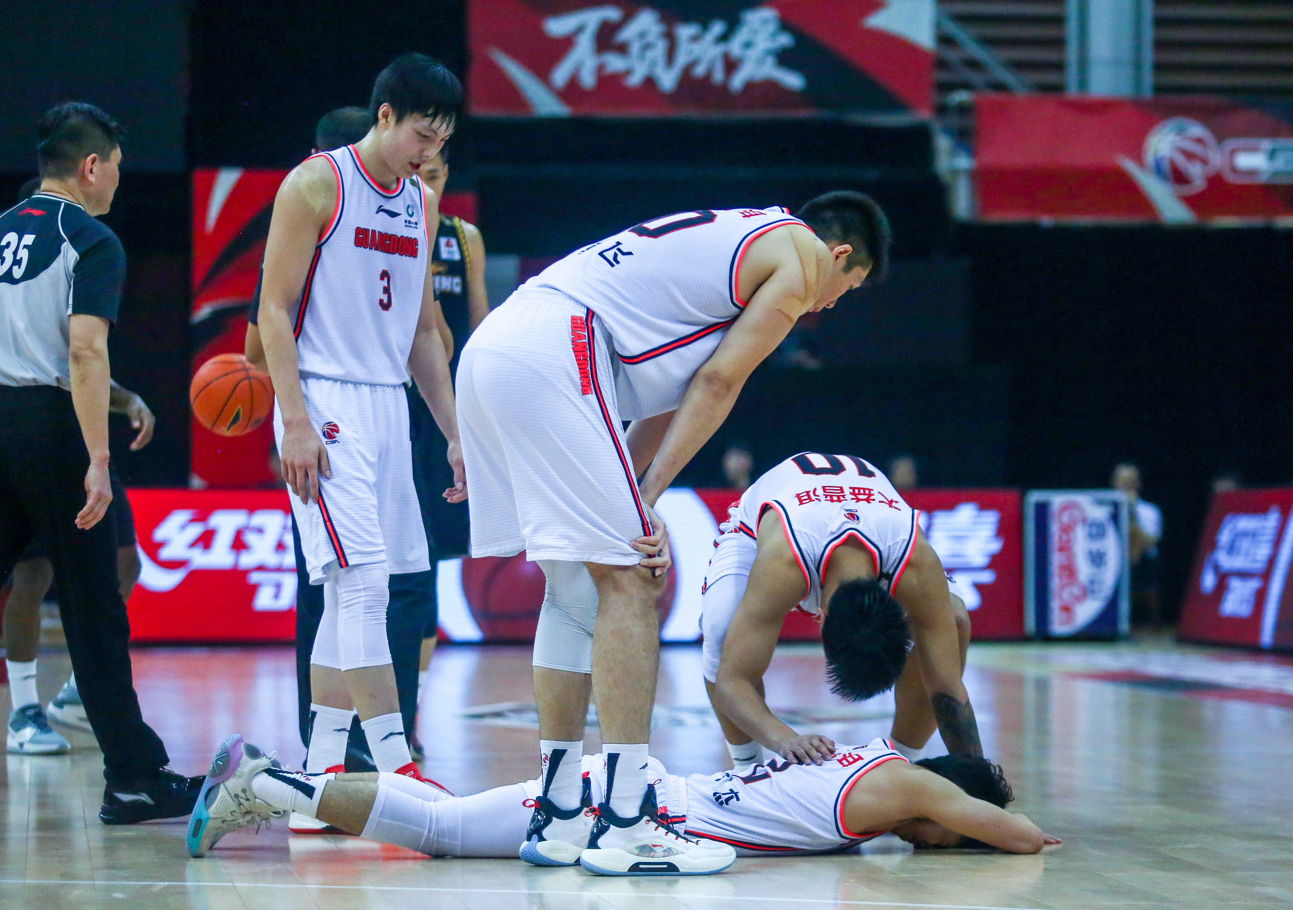 关键时刻斯图加特备战足总杯，篮板制胜细节曝光，压力陡增，团队化学反应显著的简单介绍